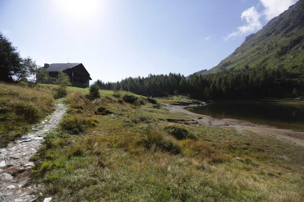 Rifugio Al Lago Del Mortirolo In Inverno Raggiungibile Solo A Piedi Villa Monno Exterior photo