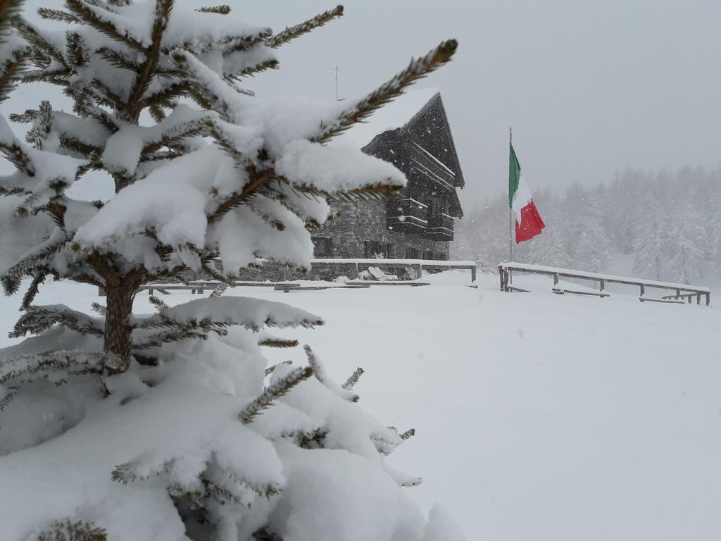 Rifugio Al Lago Del Mortirolo In Inverno Raggiungibile Solo A Piedi Villa Monno Exterior photo