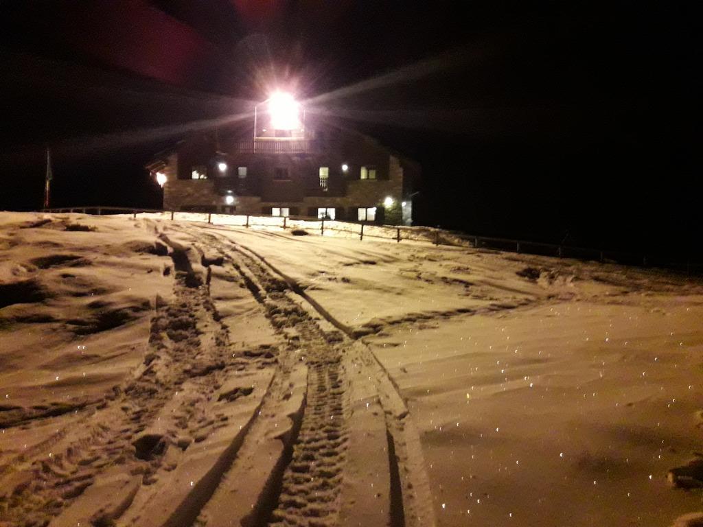 Rifugio Al Lago Del Mortirolo In Inverno Raggiungibile Solo A Piedi Villa Monno Exterior photo