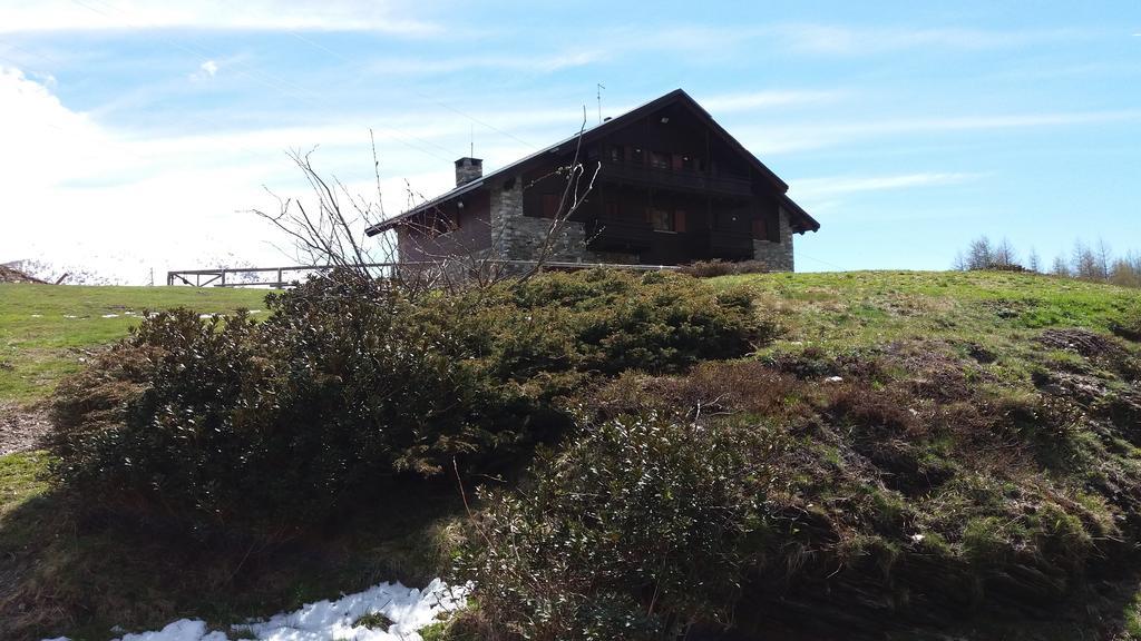 Rifugio Al Lago Del Mortirolo In Inverno Raggiungibile Solo A Piedi Villa Monno Exterior photo