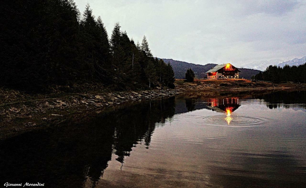 Rifugio Al Lago Del Mortirolo In Inverno Raggiungibile Solo A Piedi Villa Monno Exterior photo