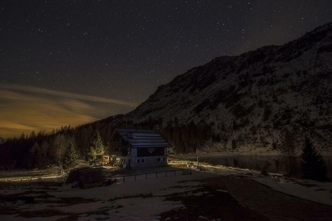 Rifugio Al Lago Del Mortirolo In Inverno Raggiungibile Solo A Piedi Villa Monno Exterior photo