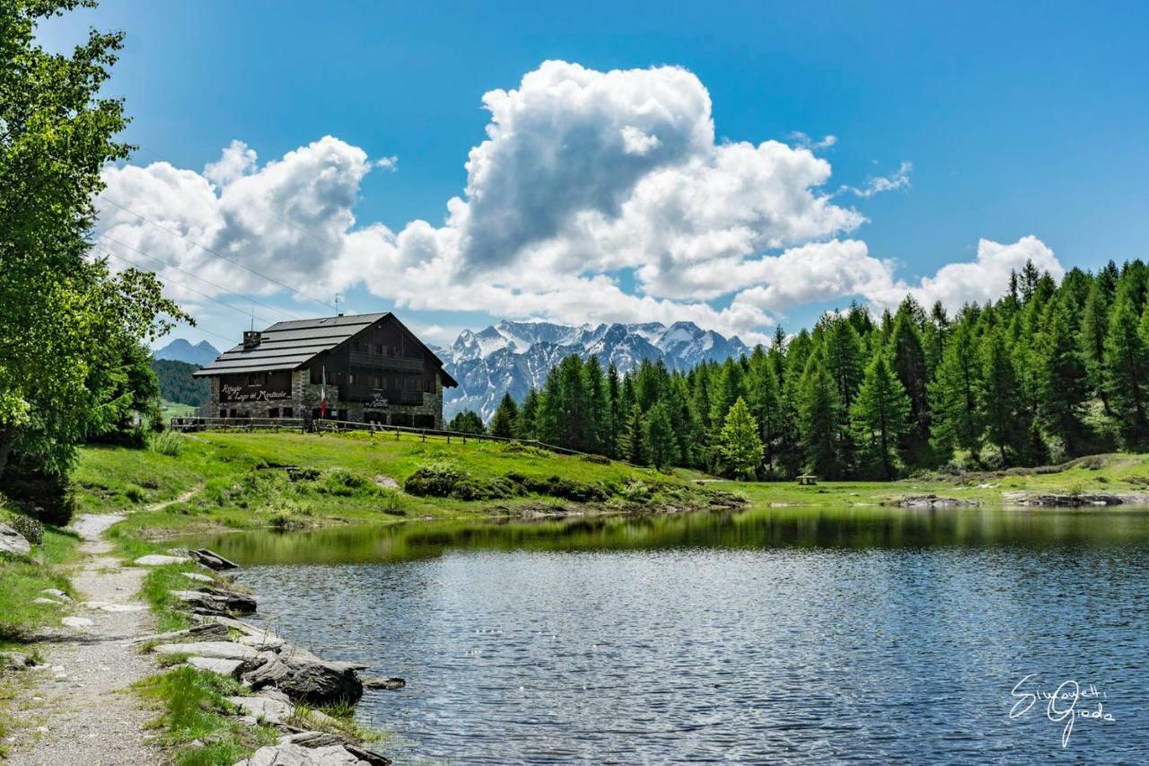 Rifugio Al Lago Del Mortirolo In Inverno Raggiungibile Solo A Piedi Villa Monno Exterior photo