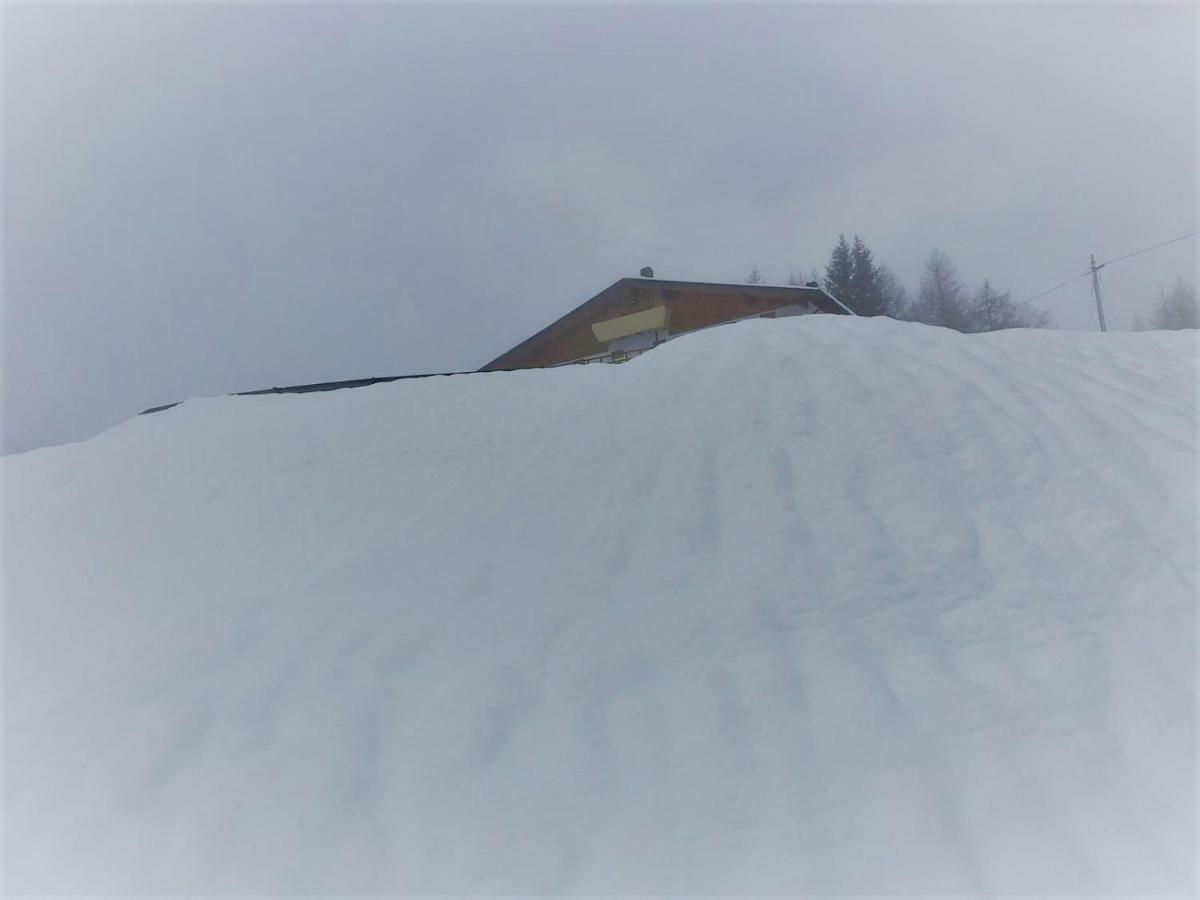 Rifugio Al Lago Del Mortirolo In Inverno Raggiungibile Solo A Piedi Villa Monno Exterior photo